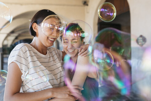 Zwei junge Frauen spielen mit Seifenblasen - ALBF00124