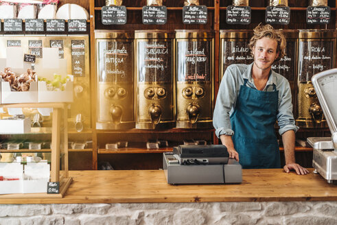 Porträt eines selbstbewussten Kaffeerösters in seinem Geschäft - KNSF00873