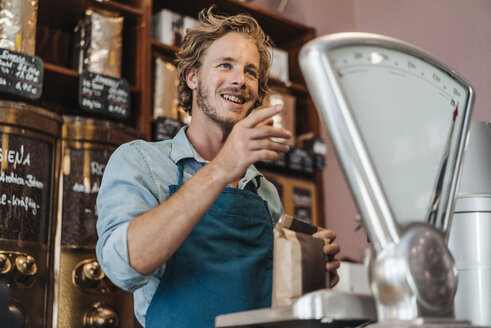 Kaffeeröster beim Wiegen des Kaffees in seinem Geschäft - KNSF00911