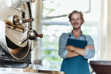 Maschine und Mensch in der Kaffeerösterei - KNSF00955