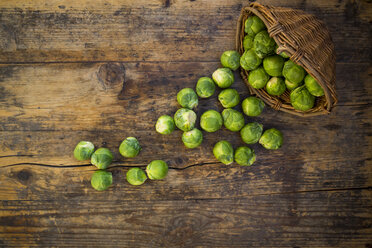 Brussels sprouts and wickerbasket on dark wood - LVF05837