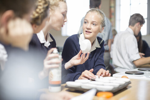 Teenager-Mädchen im Kochkurs der High School diskutieren - ZEF12635