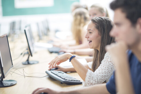 Gruppe von Gymnasiasten, die einen Computer am Schreibtisch benutzen - ZEF12639