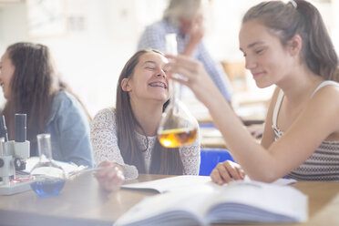 Glückliche Teenager-Mädchen im Chemieunterricht der High School beim Experimentieren - ZEF12644