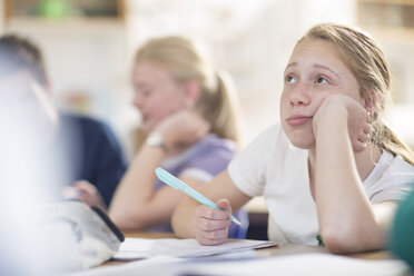 Studentin in Gedanken in der Klasse - ZEF12652