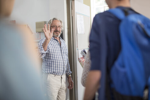 Teacher waving at high school students - ZEF12653