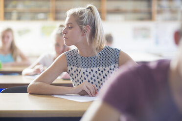 Schülerin guckt während einer Klassenarbeit - ZEF12658