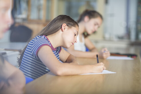 Studentinnen beim Schreiben einer Klassenarbeit - ZEF12662