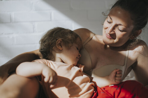 Mutter und kleine Tochter kuscheln - DWF00253