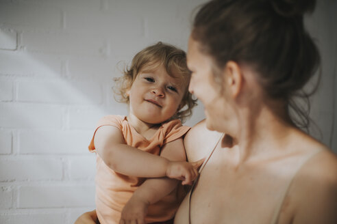 Mutter hält kleine Tochter - DWF00254