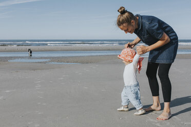 Niederlande, Schiermonnikoog, Mutter geht mit kleiner Tochter am Strand spazieren - DWF00261