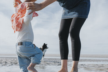 Niederlande, Schiermonnikoog, Mutter mit kleiner Tochter und Hund am Strand - DWF00263