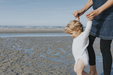 Netherlands, Schiermonnikoog, mother with little daughter on the beach - DWF00265