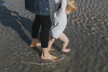 Mutter mit kleiner Tochter watet im Wasser am Strand - DWF00266