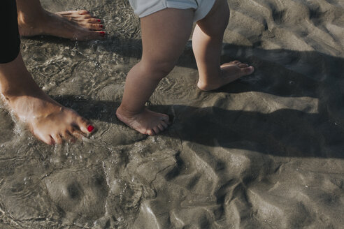 Mutter mit kleiner Tochter watet im Wasser am Strand - DWF00267