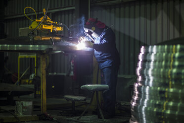 Mann schweißt Stahl in einer Fabrik - ZEF12692