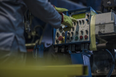 Arbeiter bei der Bedienung von Maschinen am Schaltpult in einer Fabrik - ZEF12696