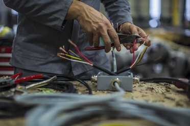 Close-up of mechanics hands in workshop - ZEF12708