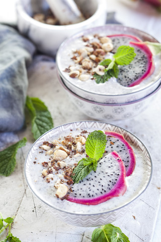 Smoothie Bowls mit Drachenfrucht, Chiasamen und gerösteten Haselnüssen, lizenzfreies Stockfoto