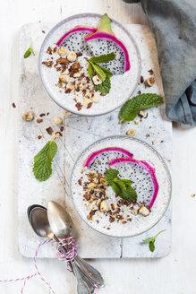 Smoothie Bowls mit Drachenfrucht, Chiasamen und gerösteten Haselnüssen - SBDF03130