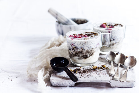 Gläser mit Joghurtdessert mit Chia, gerösteten Haselnüssen und Kaffee - SBDF03132