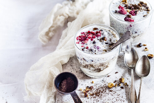 Gläser mit Joghurtdessert mit Chia, gerösteten Haselnüssen und - SBDF03133