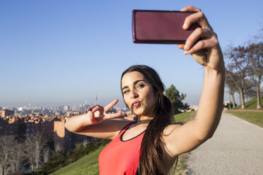 Sportlerin posiert für ein Selfie mit ihrem Handy - ABZF01840