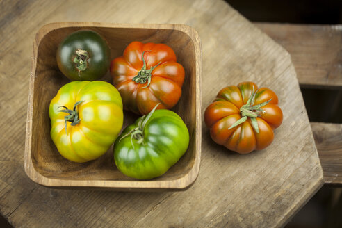 Holzschale mit verschiedenen Ochsenherz-Tomaten - JUNF00808