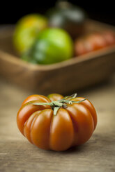 Rote Ochsenherz-Tomate auf Holz - JUNF00809