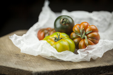 Verschiedene Ochsenherz-Tomaten auf Papier - JUNF00810