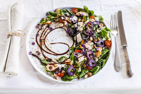 Bunter Salatteller mit Räucherlachs, Crema di Balsamico und Haselnussöl - SBDF03140