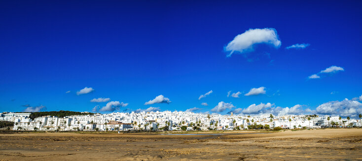 Spanien, Conil de la Frontera, Blick auf die Stadt - KIJF01167