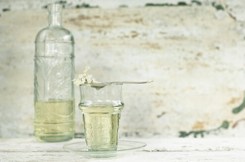 Glas und Glasflasche mit Holunderblütensirup - ASF06061