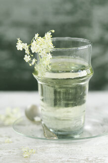 Ein Glas Wasser mit Holunderblütensirup aromatisiert - ASF06062