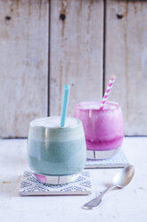 Blue coloured latte with spirulina algae, plant milk, ginger and rice syrup and latte with beetroot juice - SBDF03144