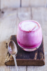 Ein Glas rosa Latte mit Rote-Bete-Saft, Pflanzenmilch, Ingwer und Reissirup - SBDF03147