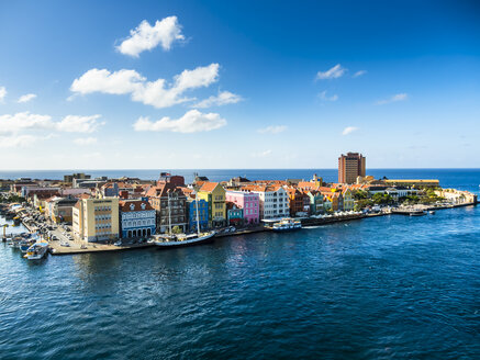 Curacao, Willemstad, Punda, bunte Häuser an der Uferpromenade - AMF05235
