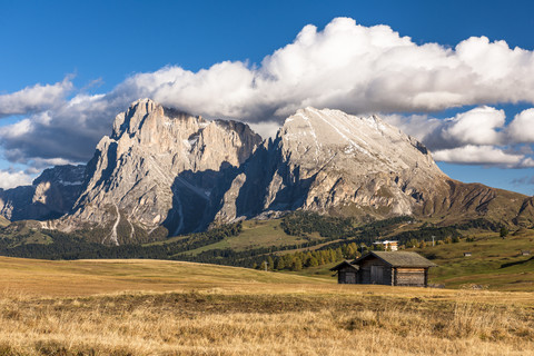 Italien, Südtirol, Seiser Alm, Langkofel und Plattkofel, lizenzfreies Stockfoto