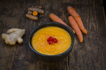 Schale mit Karotten-Kurkuma-Suppe mit Ingwer und Chili - LVF05849