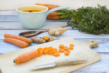 Kochtopf mit Karotten-Kurkuma-Suppe mit Ingwer und Zutaten - LVF05853