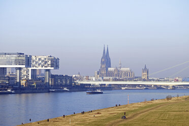 Germany, Cologne, Crane Houses at River Rhine and Cologne Cathedral in the background - HLF01000