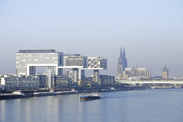 Deutschland, Köln, Kranichhäuser am Rhein und Kölner Dom im Hintergrund - HLF01002