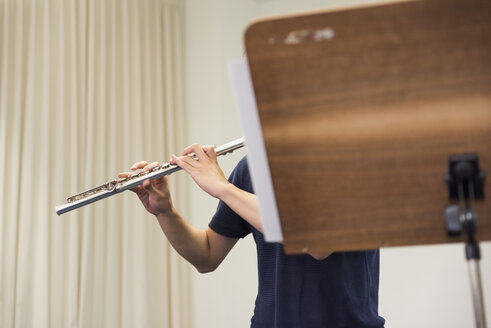 Woman playing flute - SKAF00029