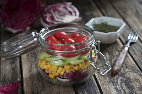 Einmachglas für Salat mit verschiedenen Gemüsesorten, lizenzfreies Stockfoto