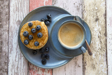 Gericht mit Pfannkuchen, Blaubeeren mit Ahornsirup und einer Tasse schwarzem Kaffee - SARF03170