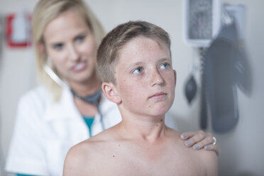 Female pedeatrician examining boy's lungs with stethoscope - ZEF12717