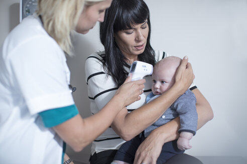 Mutter und Baby bei einer kinderärztlichen Untersuchung - ZEF12731