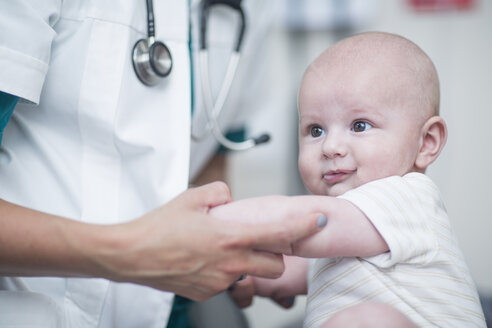 Pädiaterin hält Baby bei Untersuchung - ZEF12739