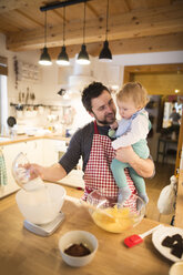 Vater und kleiner Junge in der Küche beim Backen eines Kuchens - HAPF01331
