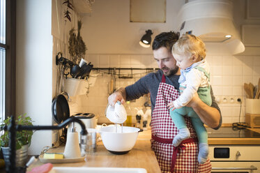 Vater und kleiner Junge in der Küche beim Backen eines Kuchens - HAPF01335